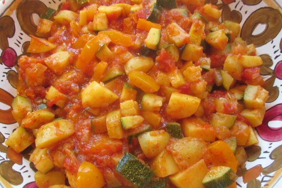 Sommerlicher Eintopf mit Zucchini und Tomate