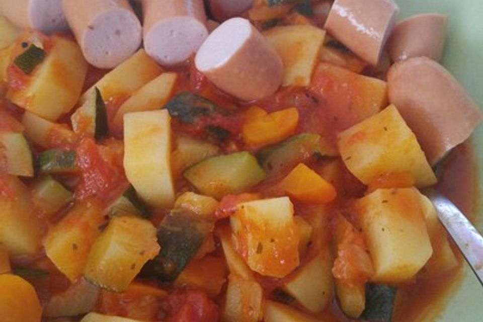 Sommerlicher Eintopf mit Zucchini und Tomate