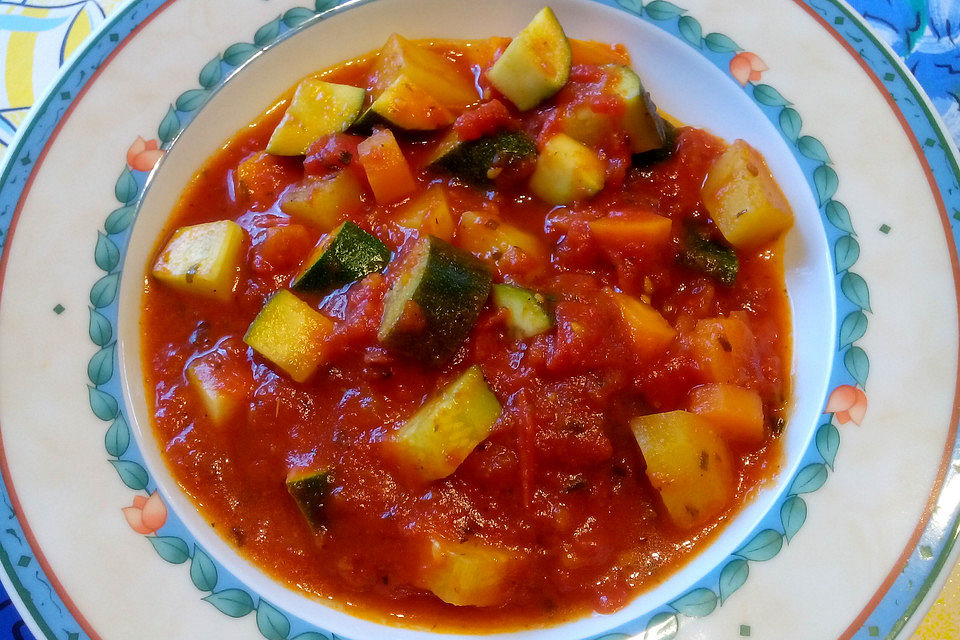 Sommerlicher Eintopf mit Zucchini und Tomate