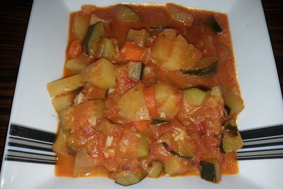 Sommerlicher Eintopf mit Zucchini und Tomate