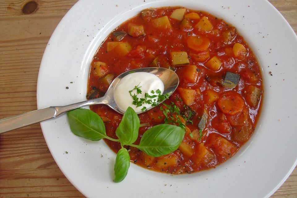 Sommerlicher Eintopf mit Zucchini und Tomate