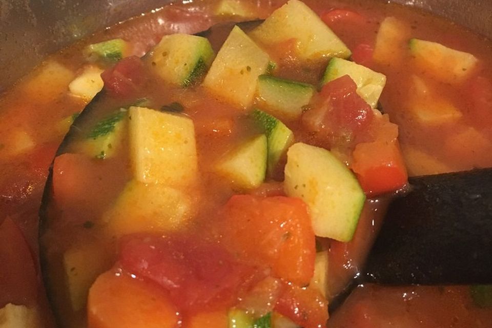 Sommerlicher Eintopf mit Zucchini und Tomate