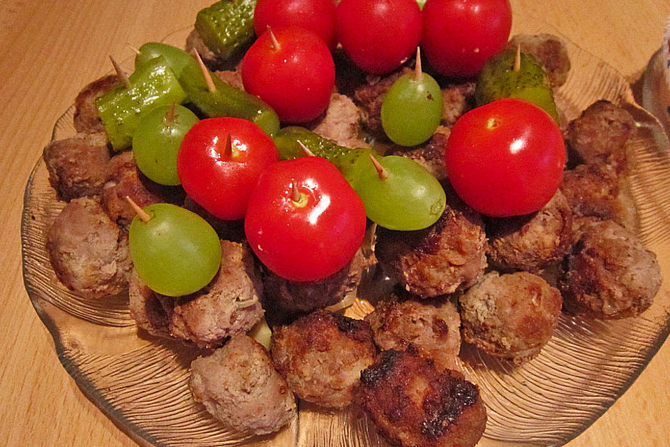 Frikadellenspießchen mit Ananas und Trauben