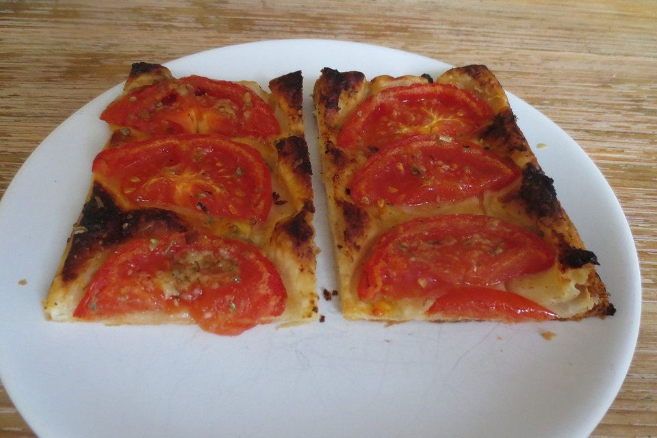 Blätterteig - Pizza mit Tomaten