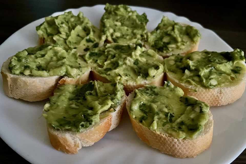 Avocado mit frischem Koriander auf Baguette