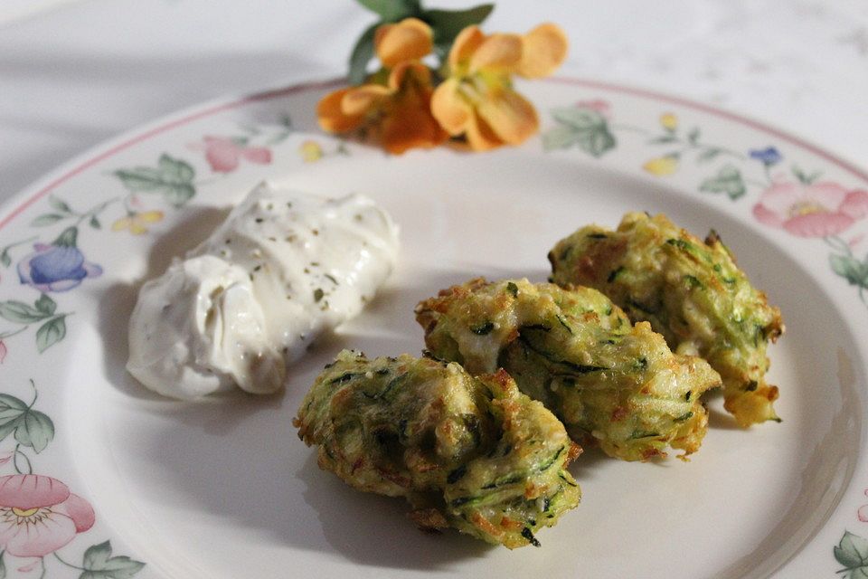 Frittierte Zucchini - Nockerl mit Dip