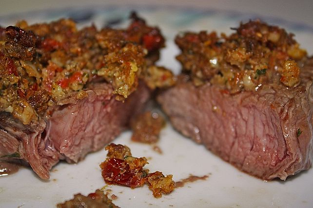 Rinderfilet unter Tomaten - Pesto - Kruste mit Pfannengemüse von Vica ...