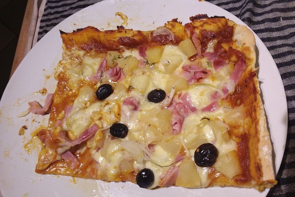 Pizza mit Schinken und Ananas