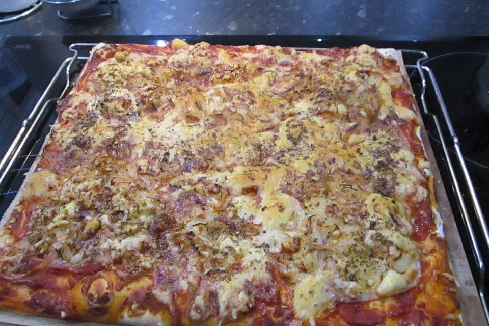 Pizza mit Schinken und Ananas