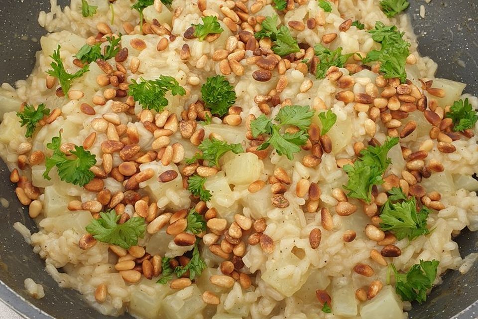 Kohlrabi-Risotto mit Pinienkernen