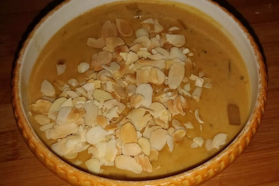 Curry - Rahmsuppe mit Mandelblättchen