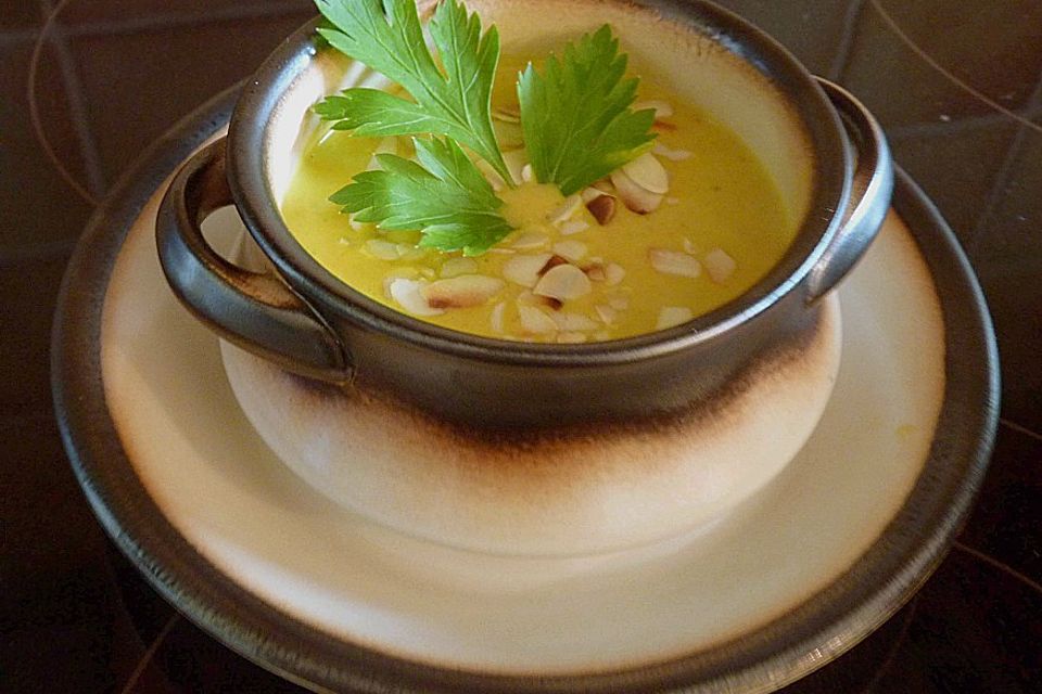 Curry - Rahmsuppe mit Mandelblättchen