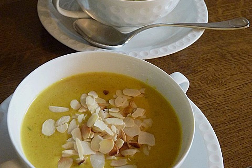 Curry - Rahmsuppe mit Mandelblättchen