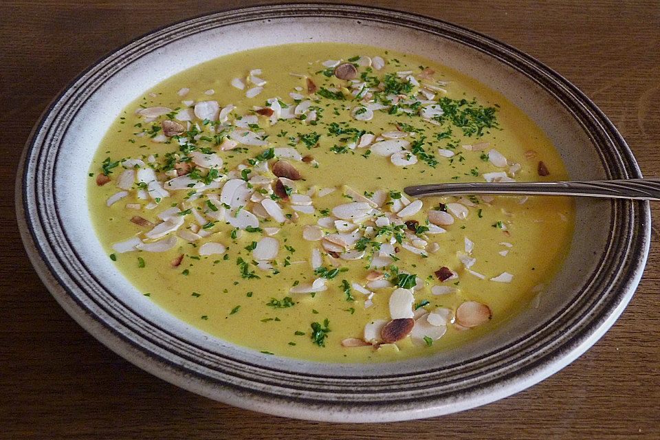 Curry - Rahmsuppe mit Mandelblättchen