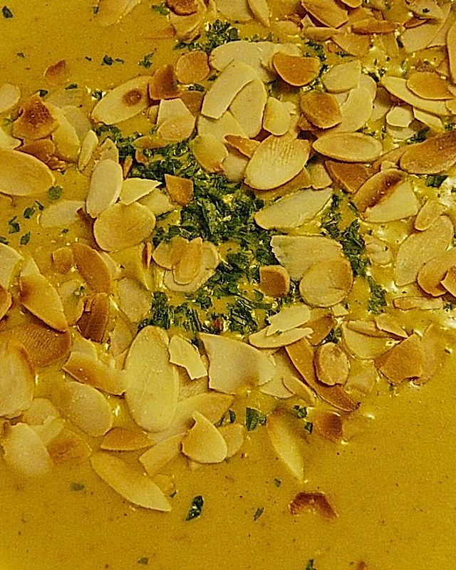 Curry - Rahmsuppe mit Mandelblättchen
