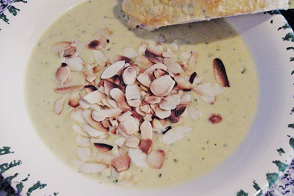 Curry - Rahmsuppe mit Mandelblättchen