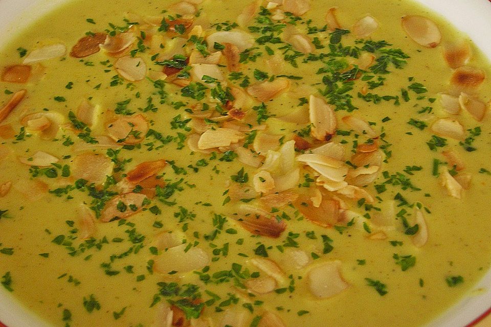 Curry - Rahmsuppe mit Mandelblättchen