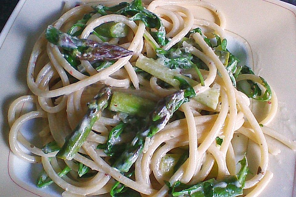 Spaghetti mit grünem Spargel und Rucola