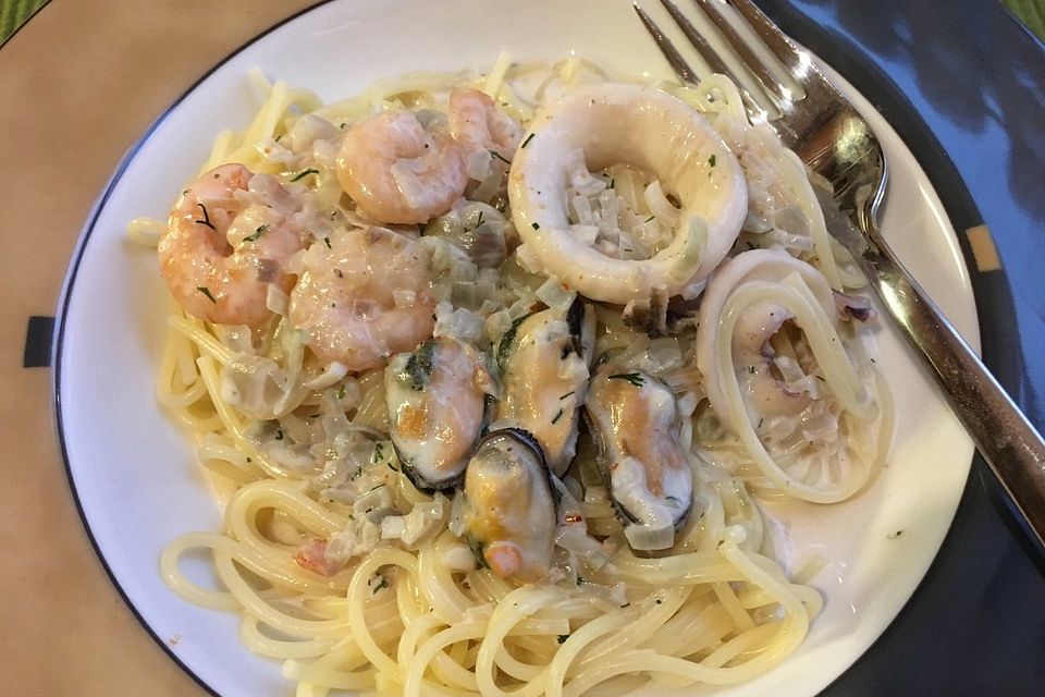 Meeresfrüchte in Sahnesauce mit Spaghetti