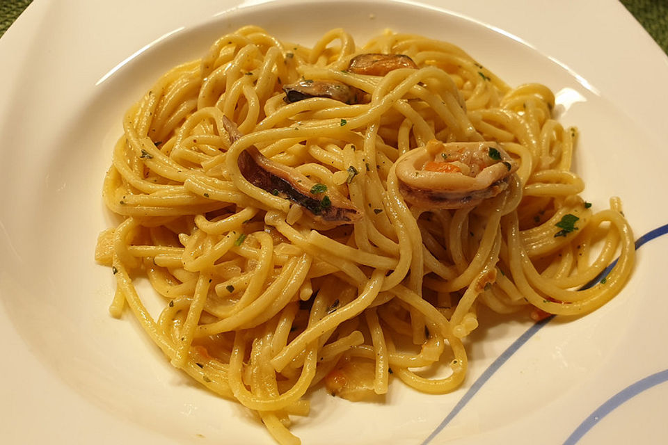 Meeresfrüchte in Sahnesauce mit Spaghetti