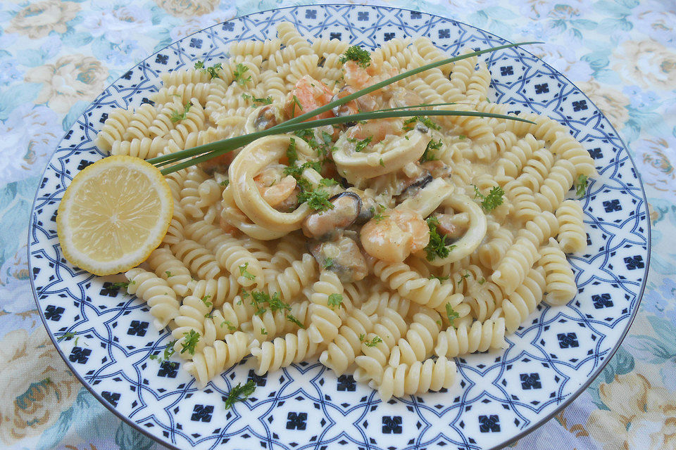 Meeresfrüchte in Sahnesauce mit Spaghetti