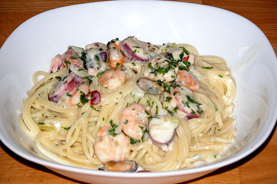 Meeresfrüchte in Sahnesauce mit Spaghetti