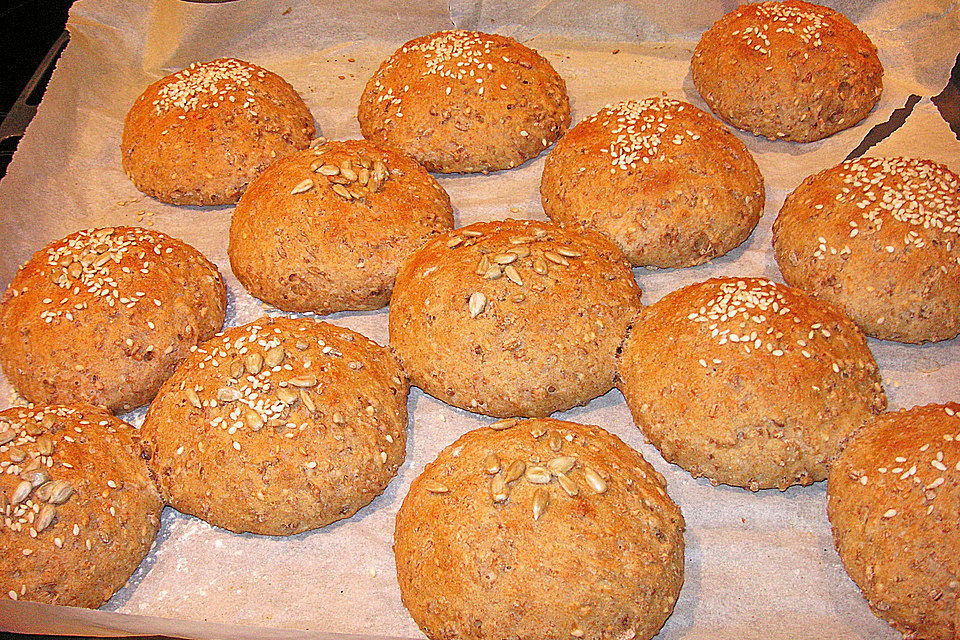 Vollkornbrötchen mit Vollkornschrot