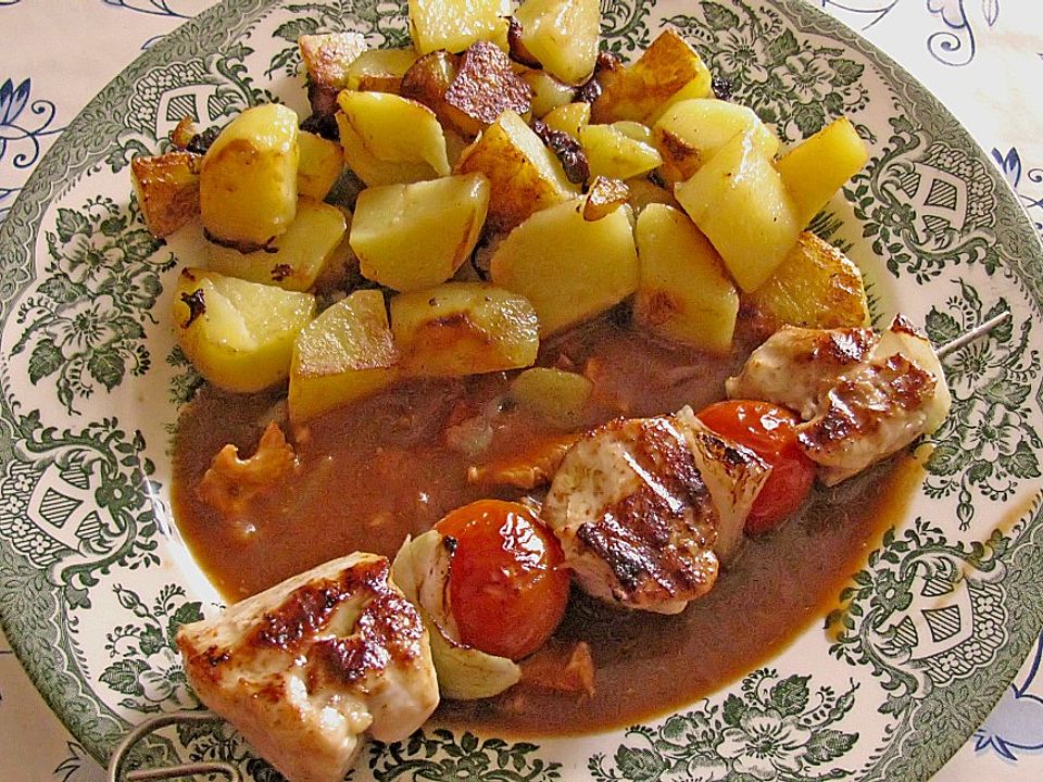 Hühnchenspieß auf einem Saucenbett an Bratkartoffeln von Bruzzelteam ...