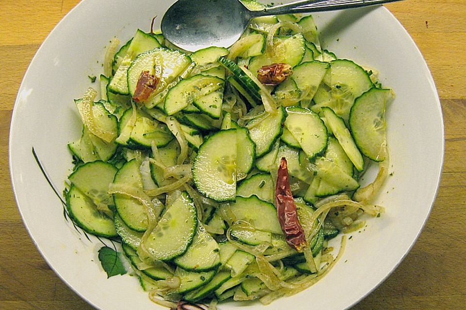 Pikanter Gurkensalat