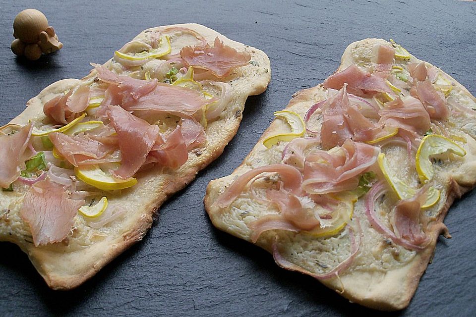 Flammkuchen mit Parmaschinken