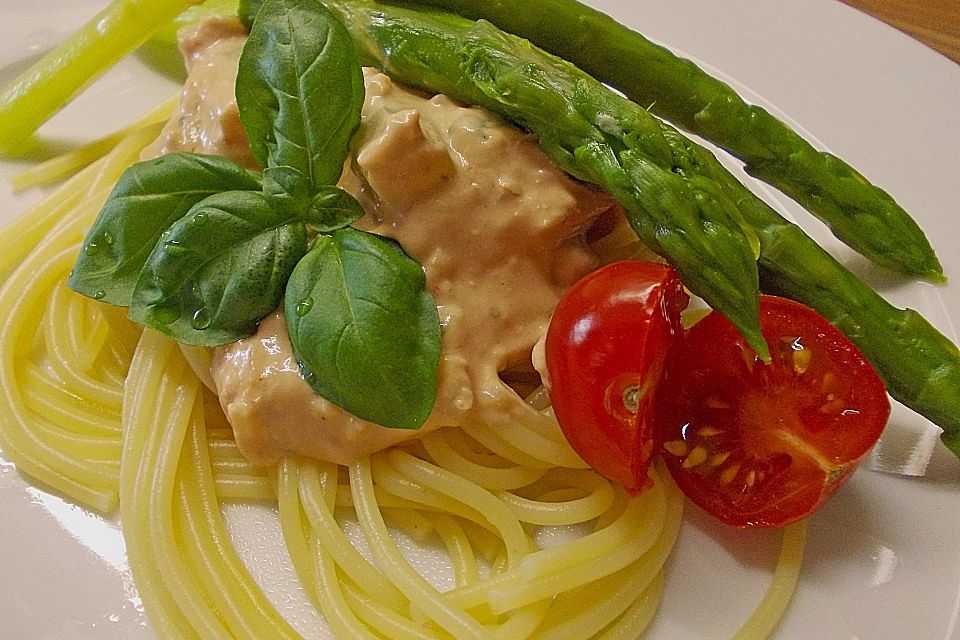 Spaghetti mit einer Tomaten-Brunch-Sauce