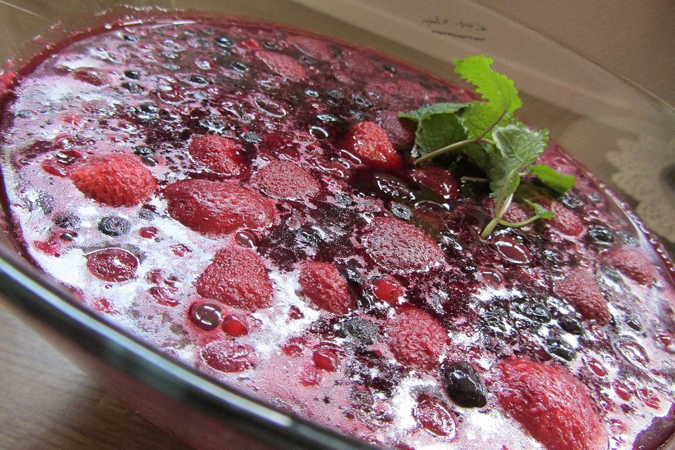 Kaltschale mit Beeren oder Kirschen