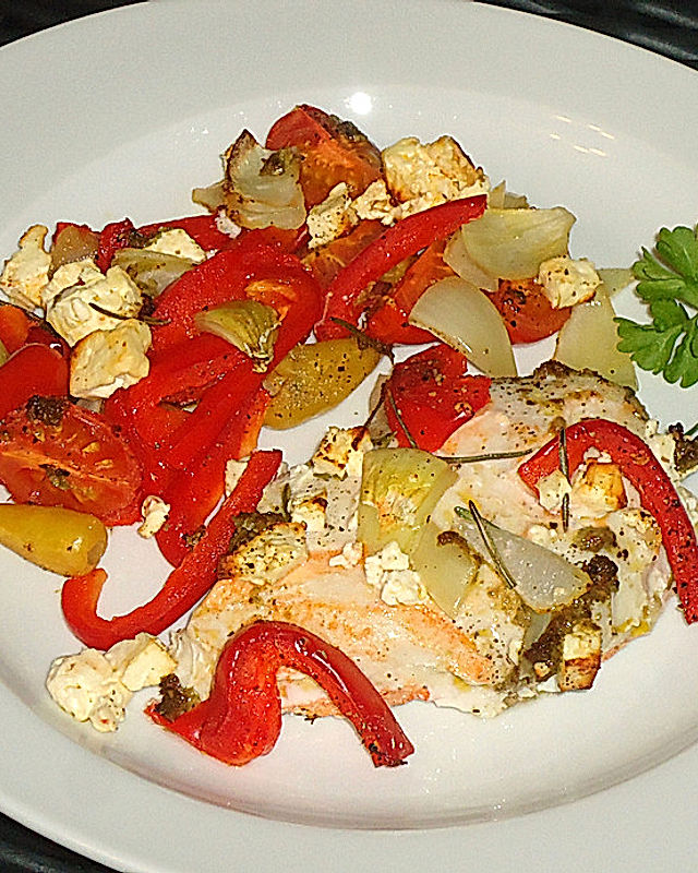 Putenschnitzel mit Paprika, Tomaten und Schafskäse