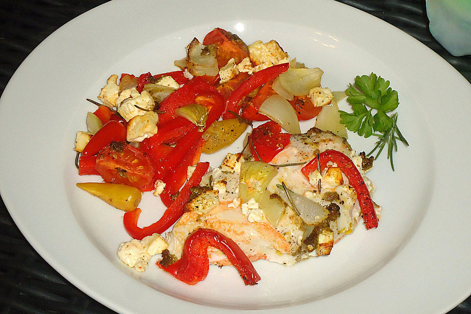 Putenschnitzel mit Paprika, Tomaten und Schafskäse