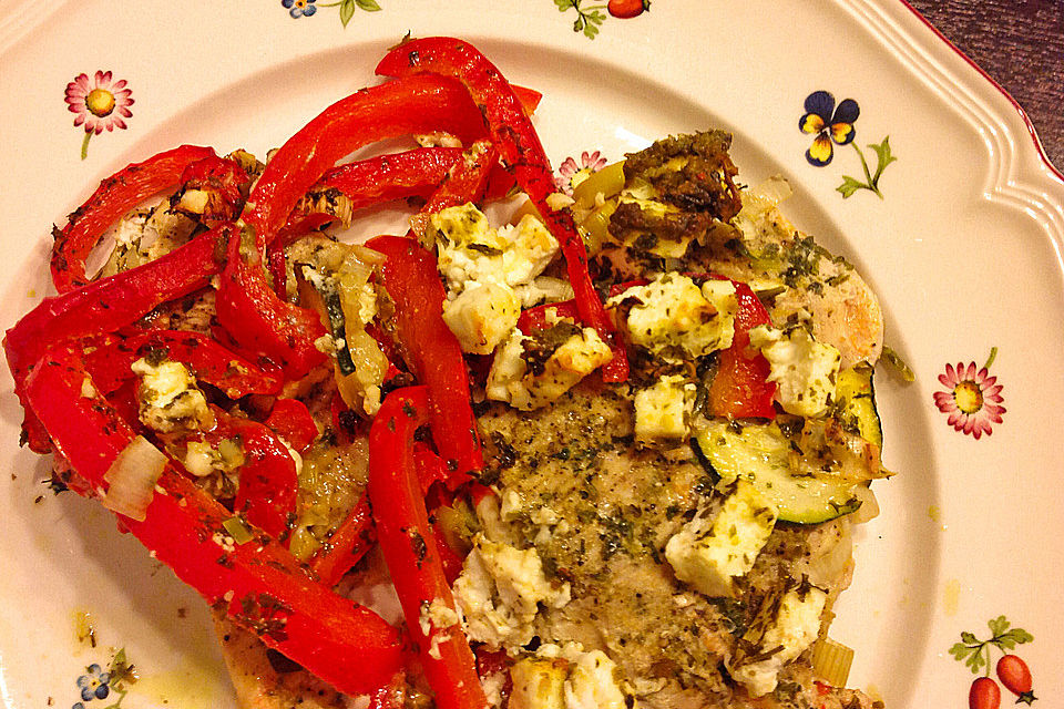 Putenschnitzel mit Paprika, Tomaten und Schafskäse