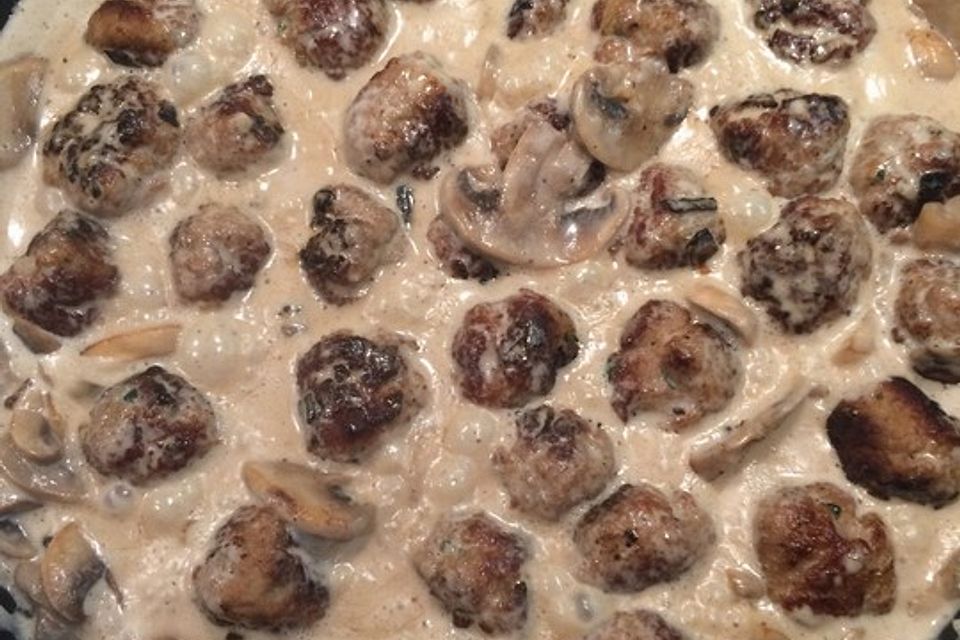 Köttbullar mit Champignon-Rahmsauce