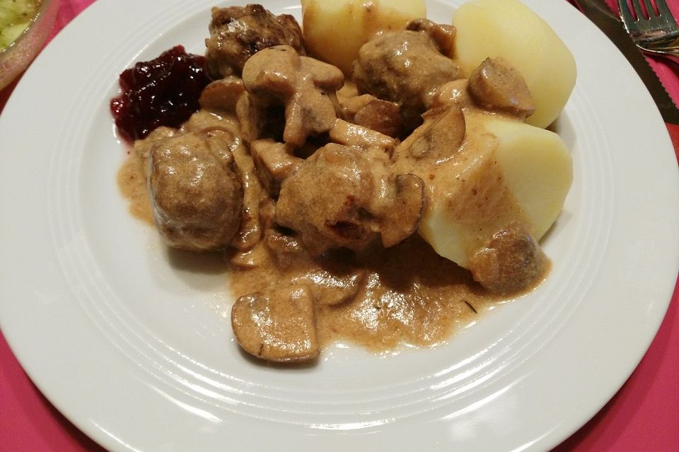 Köttbullar mit Champignon-Rahmsauce