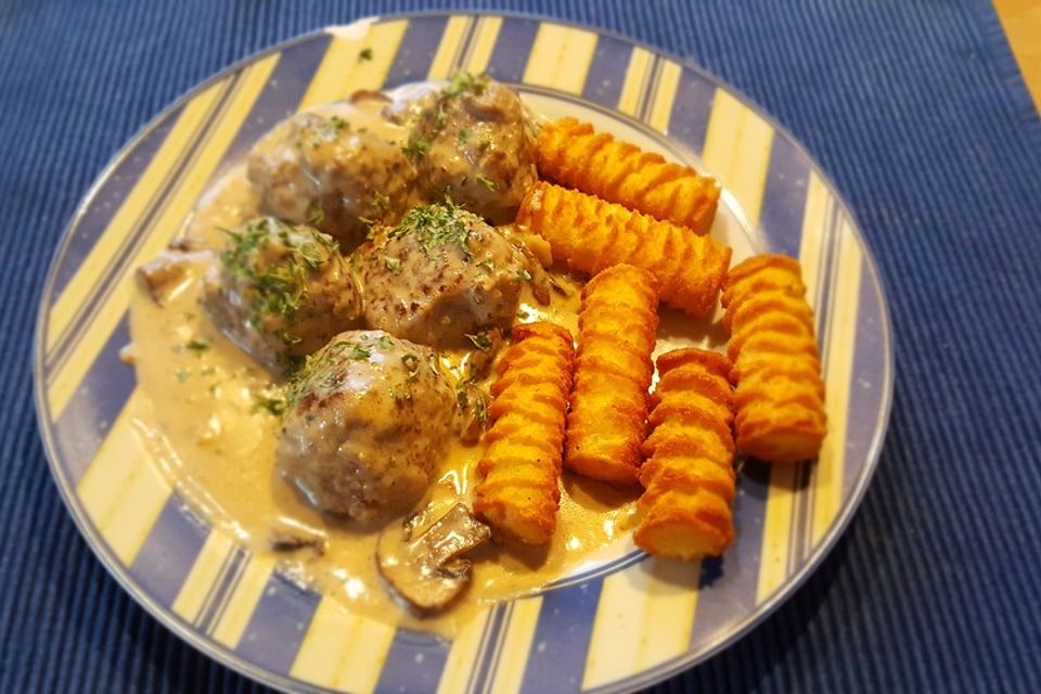 Köttbullar mit Champignon-Rahmsauce