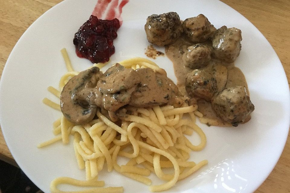 Köttbullar mit Champignon-Rahmsauce