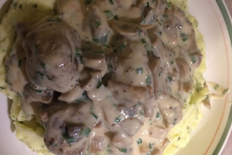 Köttbullar mit Champignon-Rahmsauce