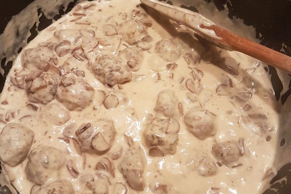 Köttbullar mit Champignon-Rahmsauce