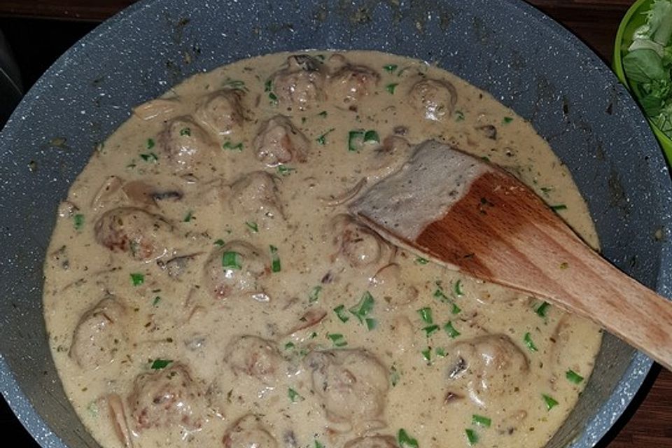 Köttbullar mit Champignon-Rahmsauce