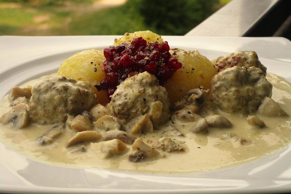 Köttbullar mit Champignon-Rahmsauce