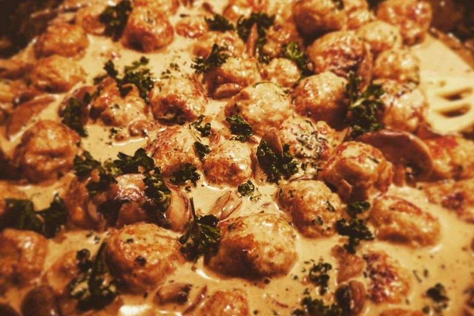 Köttbullar mit Champignon-Rahmsauce