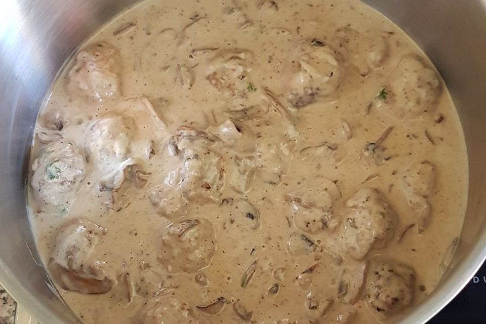 Köttbullar mit Champignon-Rahmsauce