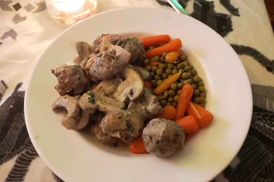 Köttbullar mit Champignon-Rahmsauce