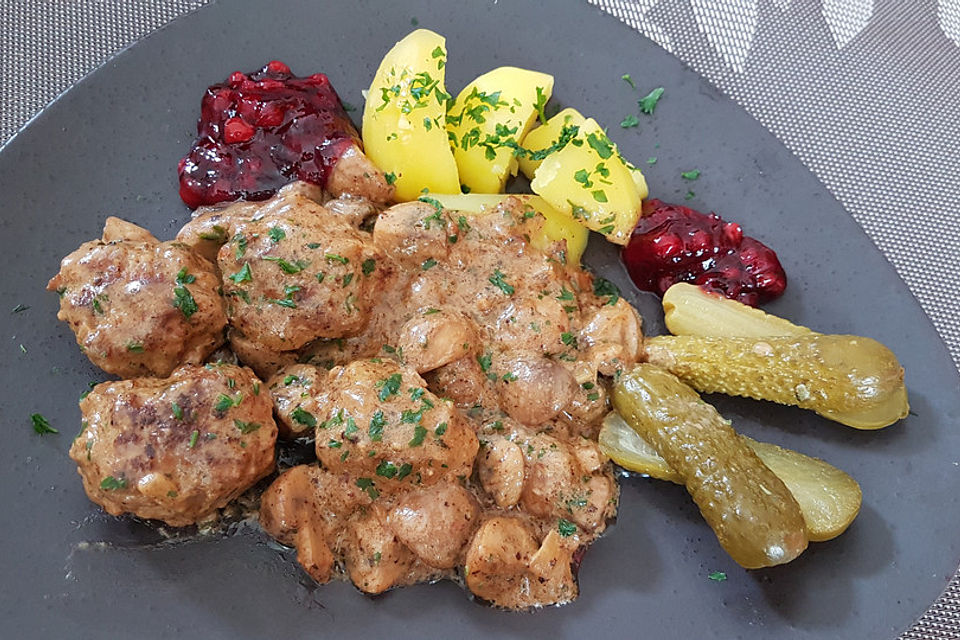 Köttbullar mit Champignon-Rahmsauce