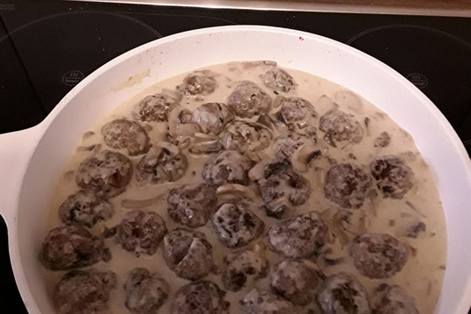 Köttbullar mit Champignon-Rahmsauce