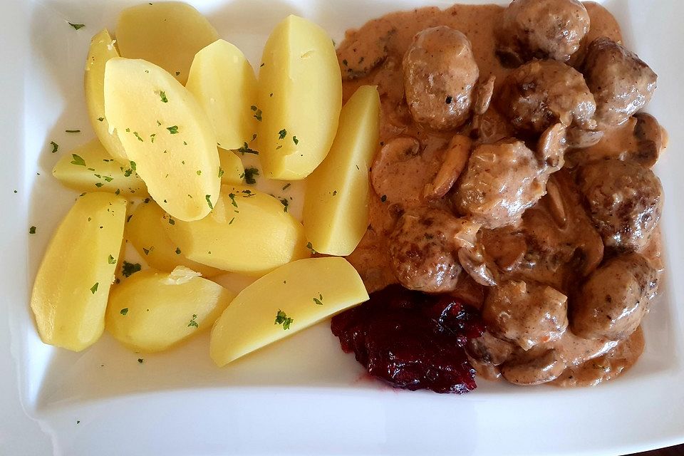 Köttbullar mit Champignon-Rahmsauce