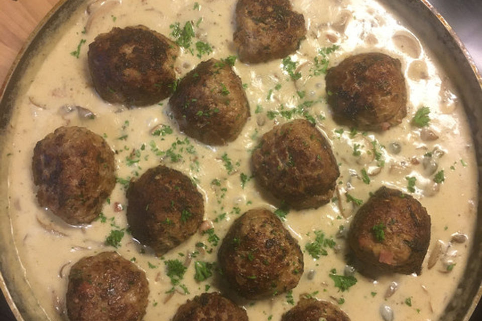 Köttbullar mit Champignon-Rahmsauce